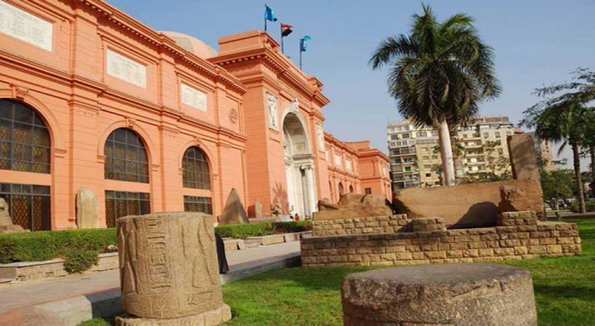 Pirámides y museo desde el puerto de Port Said