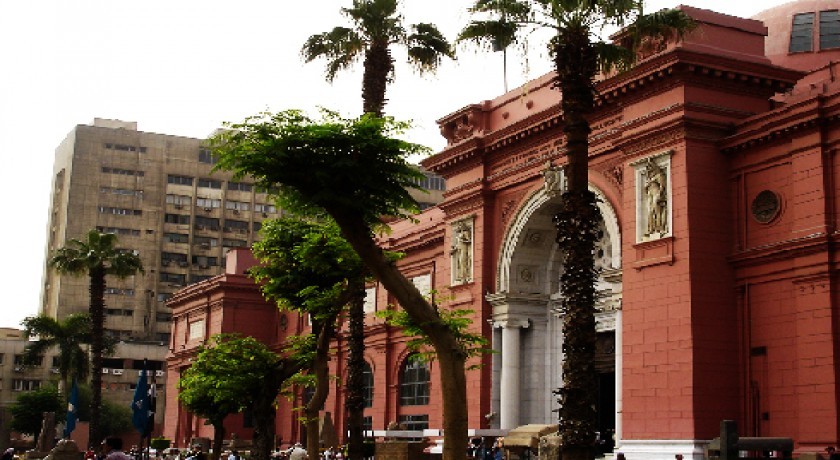 Pirámides y museo desde el puerto de Port Said
